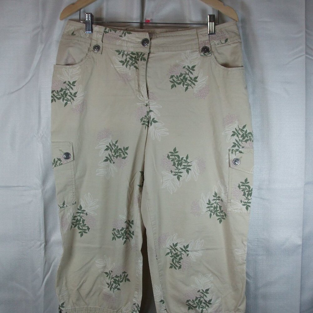 Chico’s Women’s Khaki Floral Stretch Rip- Stop Cargo Capri's Size 2 Waist 34 in